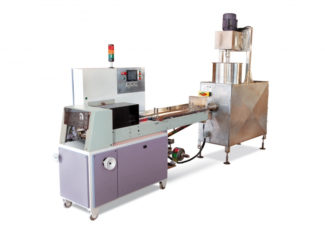PACKING MACHINE WITH EXTRUDER