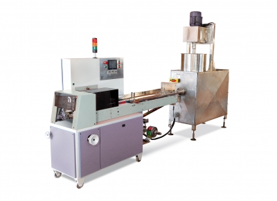 PACKING MACHINE WITH EXTRUDER